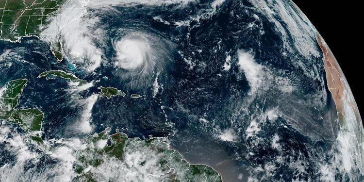 Los efectos más fuertes del huracán Imelda en la costa este de EE. UU. se sentirán en la noche de este martes.