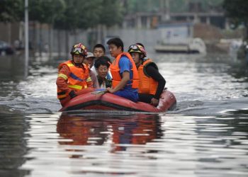 Socorristas rescatan a personas que quedaron atrapadas por inundaciones en el este de Taiwán.