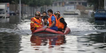 Socorristas rescatan a personas que quedaron atrapadas por inundaciones en el este de Taiwán.