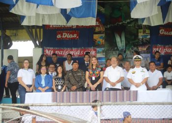 Autoridades de Izabal, durante los actos de conmemoración del 204 aniversario de la Independencia de Guatemala.