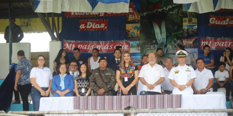 Autoridades de Izabal, durante los actos de conmemoración del 204 aniversario de la Independencia de Guatemala.