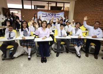 La presidenta en funciones, Karin Herrera, convive con jóvenes durante la inauguración de Clubes de Ciencia en Jutiapa. /Foto: Dickéns Zamora