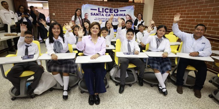 La presidenta en funciones, Karin Herrera, convive con jóvenes durante la inauguración de Clubes de Ciencia en Jutiapa. /Foto: Dickéns Zamora