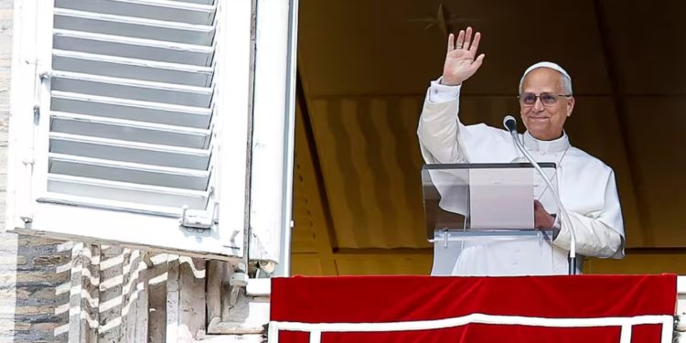 El papa León XIV ora por las víctimas de los tifones que azotaron Asia en los últimos días.