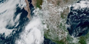 Lorena se fortalece a huracán de categoría 1 en el noreste del Pacífico mexicano.