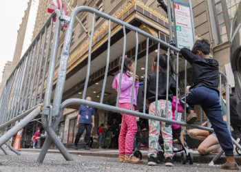 El gobierno estadounidense busca la deportación de más de 300 niños que ingresaron solos a ese país.