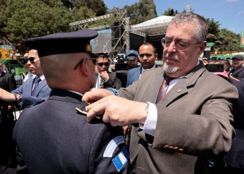El presidente Bernardo Arévalo participa en la imposición de insignias a mandos de la PNC ascendidos en la mayor graduación de agentes.