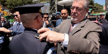 El presidente Bernardo Arévalo participa en la imposición de insignias a mandos de la PNC ascendidos en la mayor graduación de agentes.