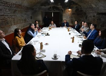 El presidente Arévalo sostiene una reunión de trabajo con autoridades del Gobierno central y local de Sacatepéquez.