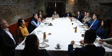 El presidente Arévalo sostiene una reunión de trabajo con autoridades del Gobierno central y local de Sacatepéquez.
