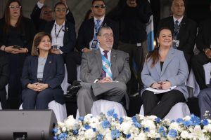 Presidente Bernardo Arévalo participa en desfile escolar de Guatemala
