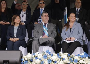 Presidente Bernardo Arévalo participa en desfile escolar de Guatemala