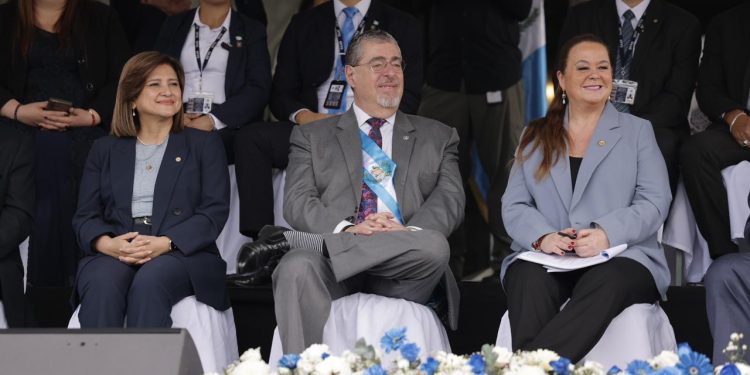 Presidente Bernardo Arévalo participa en desfile escolar de Guatemala
