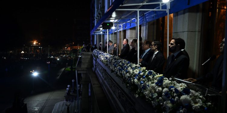 El presidente Bernardo Arévalo, junto a la vicepresidenta Karin Herrera y miembros de su gabinete, en la ceremonia de conmemoración de los 204 años de la Independencia patria.