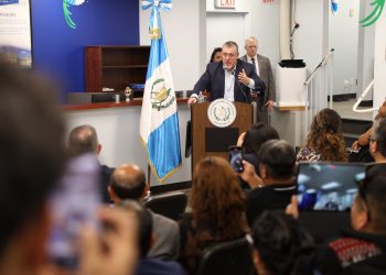 El presidente Bernardo Arévalo, duranet su encuentro con líderes migrantes guatemalteca en Nueva York.