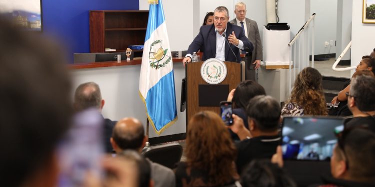 El presidente Bernardo Arévalo, duranet su encuentro con líderes migrantes guatemalteca en Nueva York.