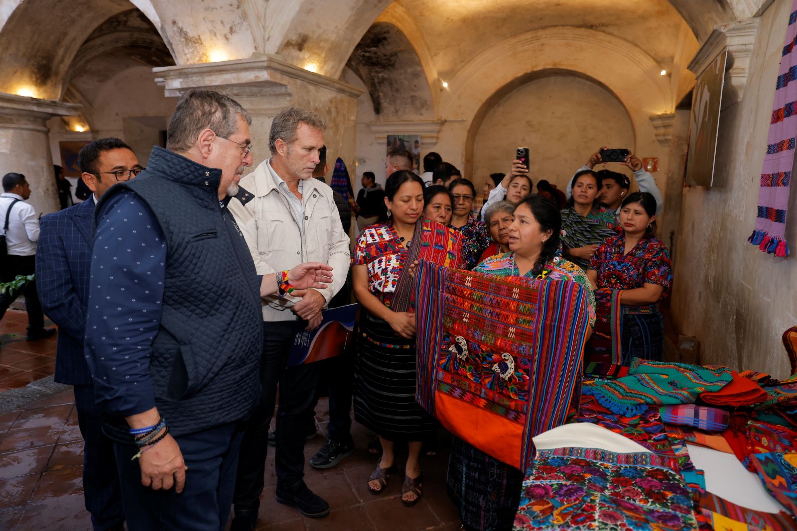 El presidente Arévalo, durante su recorrido por su recorrido por la exposición de mujeres tejedoras de Sacatepéquez