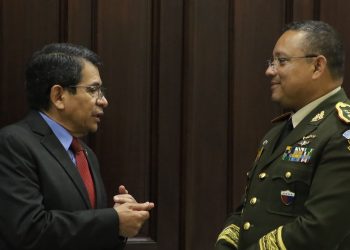 El ministro Díaz Bobadilla recibe la presidencia del Comité Nacional de Protección Marítima y Portuaria de manos del ministro de la Defensa, Henry Sáenz.