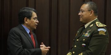 El ministro Díaz Bobadilla recibe la presidencia del Comité Nacional de Protección Marítima y Portuaria de manos del ministro de la Defensa, Henry Sáenz.