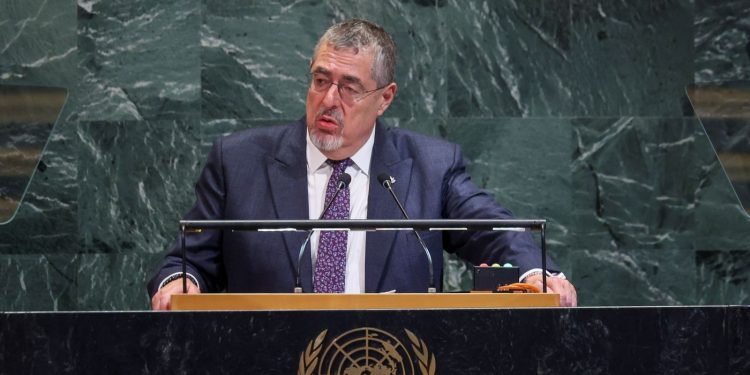 El presidente Bernardo Arévalo pronuncia su discurso durante la octogésima Asamblea General de la ONU.