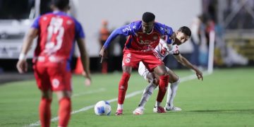 El costaricense costarricense Derrikson Quirós da la ventaja al Xelajú MC.