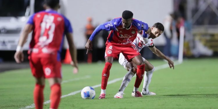 El costaricense costarricense Derrikson Quirós da la ventaja al Xelajú MC.