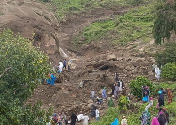 La imagen muestra un área del deslizamiento en Sudán, el cual sepultó la aldea de Tarsi, y solo una persona sobrevivió.