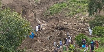 La imagen muestra un área del deslizamiento en Sudán, el cual sepultó la aldea de Tarsi, y solo una persona sobrevivió.