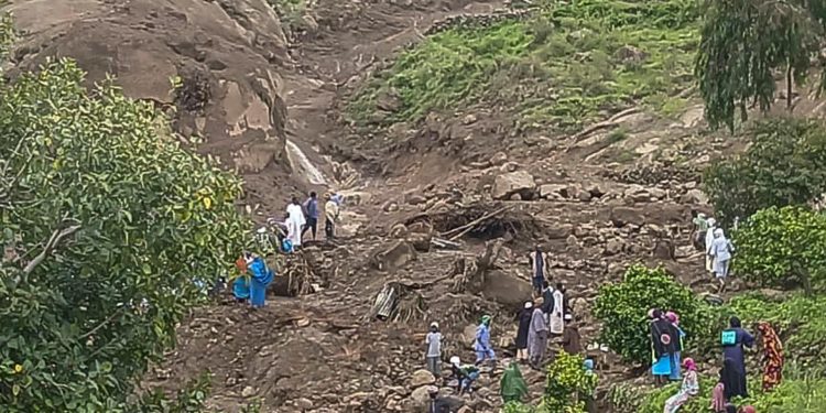 La imagen muestra un área del deslizamiento en Sudán, el cual sepultó la aldea de Tarsi, y solo una persona sobrevivió.