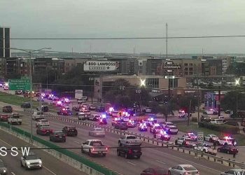 Tres muertos y varios heridos dejó ataque a balazos en centro de detención de la ICE en Dallas, Texas.