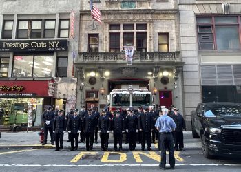 Bomberos del parque de Midtown, cuyos compañeros cuentan entre las víctimas de laso atentados del 11 de septiembre de 2001, honrran honran su memoria.