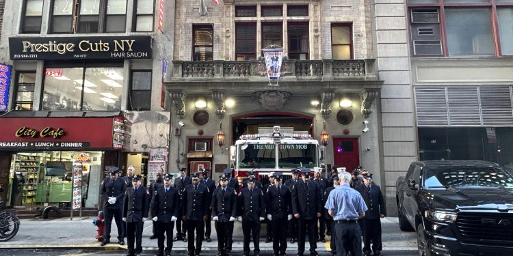 Bomberos del parque de Midtown, cuyos compañeros cuentan entre las víctimas de laso atentados del 11 de septiembre de 2001, honrran honran su memoria.