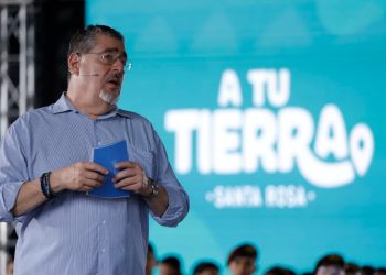 Presidente Arévalo durante un diálogo con distintos sectores sociales en el Instituto Juan José Arévalo, en Santa Rosa. / Foto: Alex Jacinto.