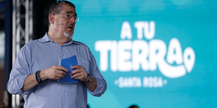 Presidente Arévalo durante un diálogo con distintos sectores sociales en el Instituto Juan José Arévalo, en Santa Rosa. / Foto: Alex Jacinto.