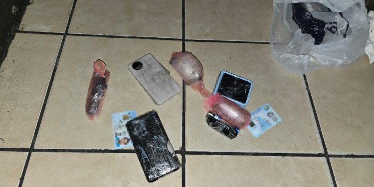 Incautan objetos que ocultaban las mujeres al ingreso de Renovación I. / Foto: PNC.