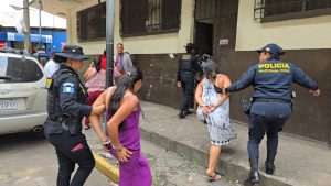 Llevaron a las tres mujeres ante la justicia. / Foto: PNC.