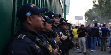 PNC brinda seguridad en torno al encuentro futbolístico entre Guatemala y El Salvador. / Foto: PNC.
