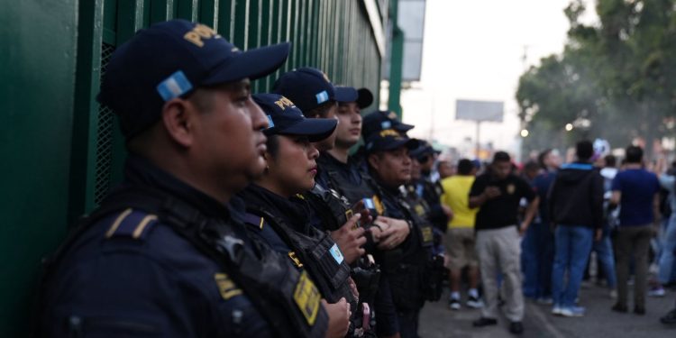 PNC brinda seguridad en torno al encuentro futbolístico entre Guatemala y El Salvador. / Foto: PNC.