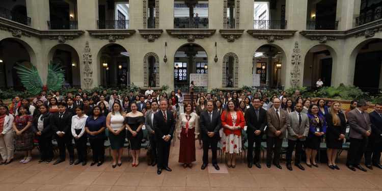 Vicepresidencia impulsa programa que gradúa a 50 jóvenes en cursos técnicos. / Foto: Gilber García
