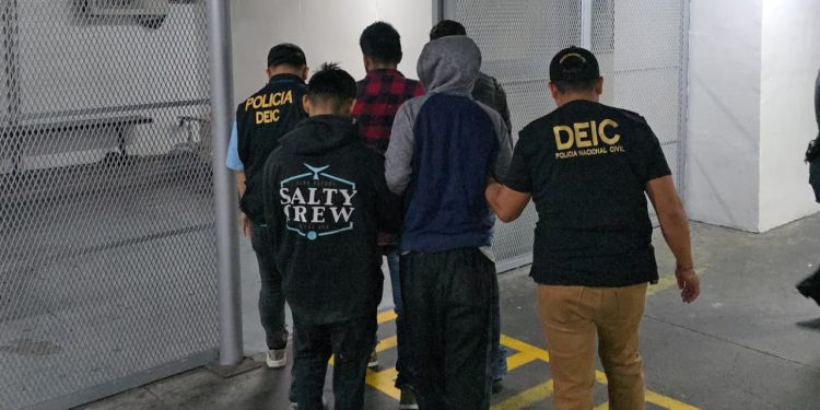 Una vez sustraídas, las unidades eran desarmadas en la vivienda allanada, para luego comercializar las piezas en el mercado negro. / Foto: PNC