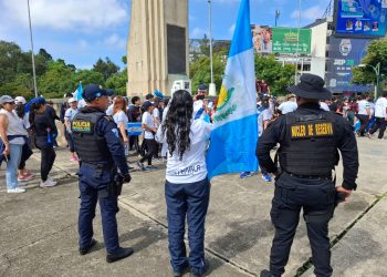 Como parte de las tradiciones patrias, diversos centros educativos encendieron antorchas en la Plaza del Obelisco. / Foto: PNC