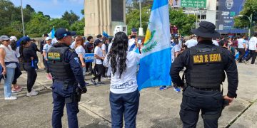 Como parte de las tradiciones patrias, diversos centros educativos encendieron antorchas en la Plaza del Obelisco. / Foto: PNC