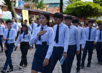 Jóvenes desfilan celebrando los 204 años de independencia patria. / Foto: Gobernación Departamental de Retalhuleu.