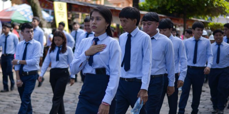 Jóvenes desfilan celebrando los 204 años de independencia patria. / Foto: Gobernación Departamental de Retalhuleu.