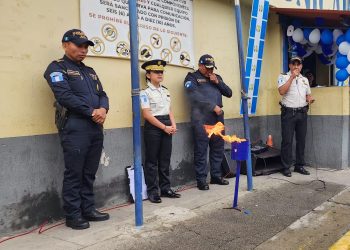 Comisaría de la PNC en Totonicapán enciende la antorcha en el marco de las fiestas patrias. / Foto: Gobernación Departamental de Totonicapán.