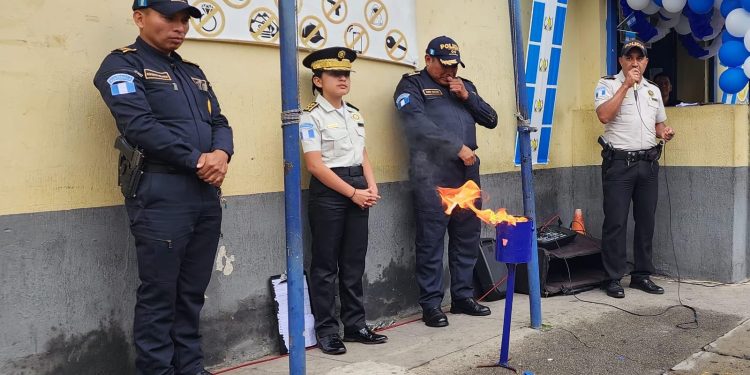 Comisaría de la PNC en Totonicapán enciende la antorcha en el marco de las fiestas patrias. / Foto: Gobernación Departamental de Totonicapán.