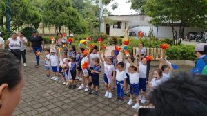 Niños de parvulitos llevaron sus antorchas de papel por su seguridad. / Foto: Gobernación Departamental de Zacapa.