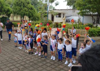 Niños de parvulitos llevaron sus antorchas de papel por su seguridad. / Foto: Gobernación Departamental de Zacapa.