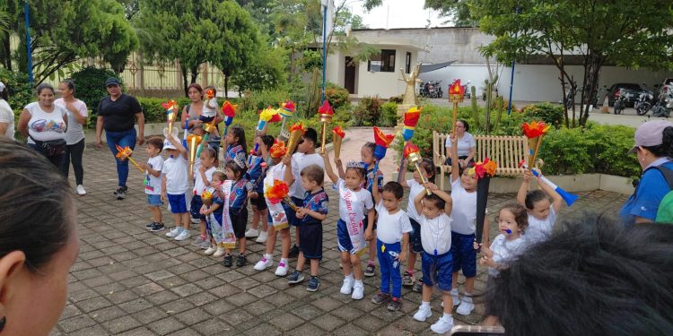 Niños de parvulitos llevaron sus antorchas de papel por su seguridad. / Foto: Gobernación Departamental de Zacapa.
