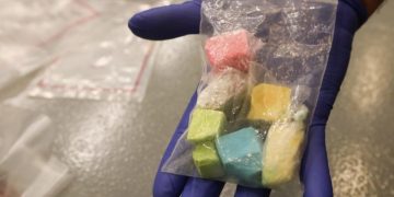 Los precursores de fentanilo, explicó, ingresan principalmente a través de paquetería aérea en cantidades reducidas, lo que dificulta su detección. / Foto: DEA.